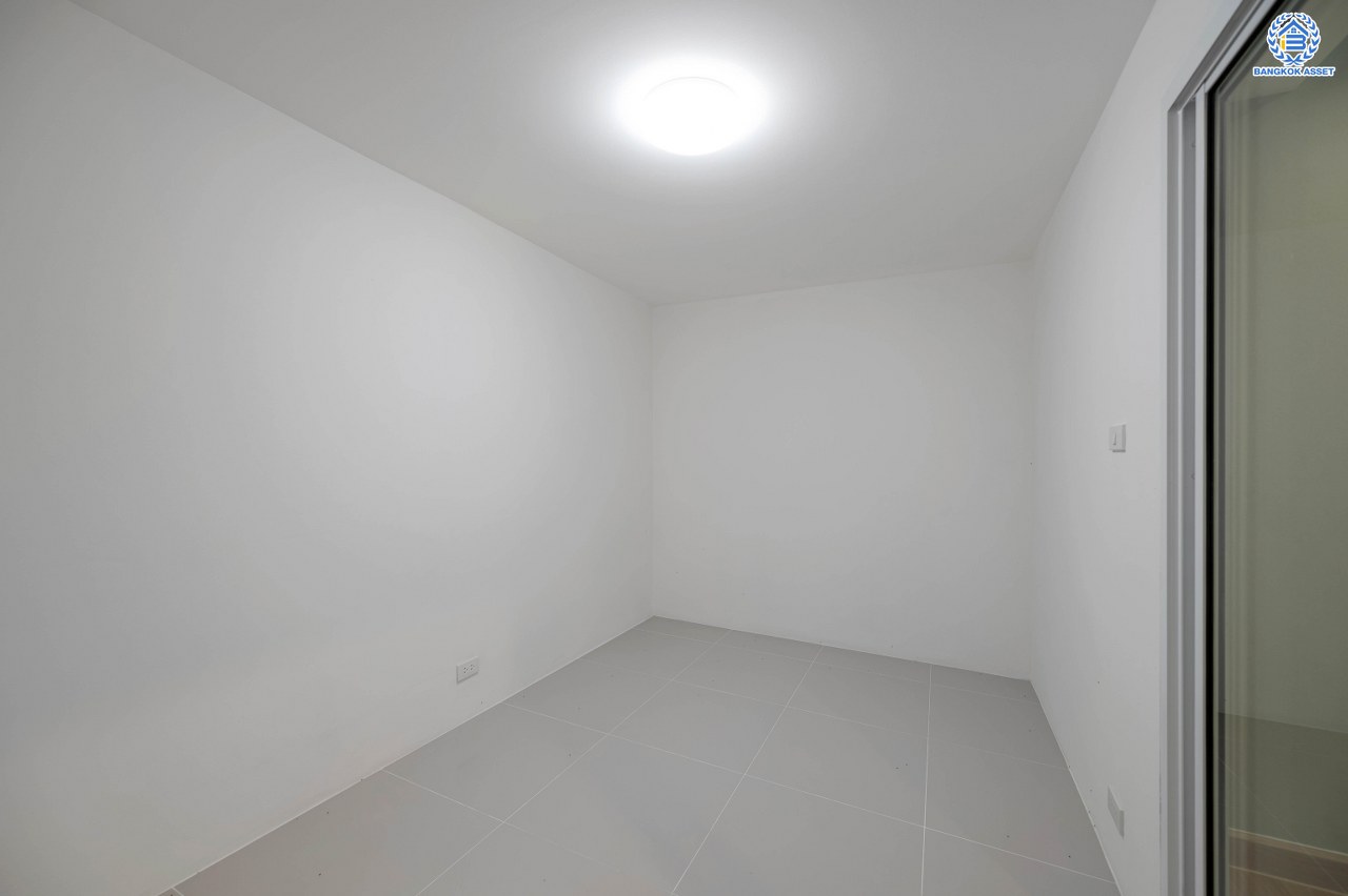 บ้านมือสองตกแต่งใหม่ โครงการ โนเบิลวานา ปิ่นเกล้า1 บ้านเดี่ยวหลังใหญ่ เนื้อที่ 65.6 ตร.ว. พื้นที่ใช้สอย 206.4 ตร.ม. ฟังก์ชัน 3 ห้องนอน 3 ห้องน้ำ 2 ห้องอเนกประสงค์  1 ห้องแม่บ้าน จอดรถได้ 2 คัน บนสุดยอดทำเลเดินทางสะดวก หน้าโครงการติดถนนใหญ่บรมราชชนนี ใกล้ทางคู่ขนานลอยฟ้าบรมราชชนนี ม.มหิดล เซ็นทรัลศาลายา และรายล้อมด้วยสิ่งอำนวยความสะดวกครบ...